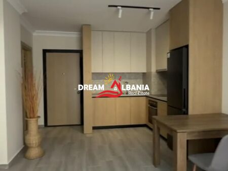 Jepet Apartament 1+1 me Qera ne fund te Rruges “5 Maji” ( ID 42111550 )
