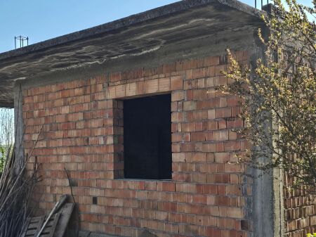 VENDESI CASA SU UN PIANO A BATHORE, KAMEZ