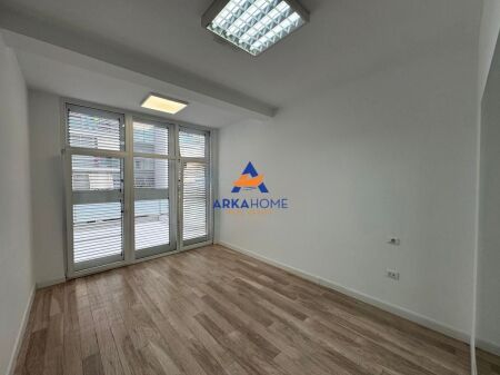 LOCALE UFFICIO IN AFFITTO 270M2 "KIKA 2, KOMUNA E PARISIT" 4000 EURO LORDI
