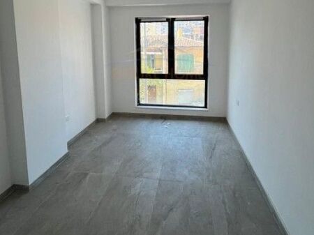 Affitto, Locale commerciale, Myslym Shyri