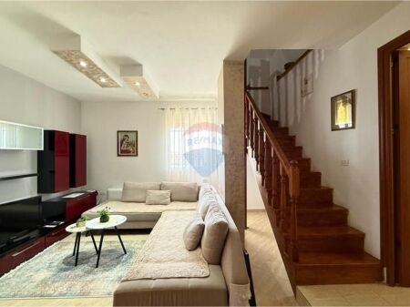 In Vendita Duplex Posizione: Via Mahmut Allushi, Fresk