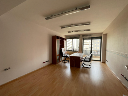 Appartamento / Locale per Clinica in Vendita – Sottopassaggio del Comune di Parigi