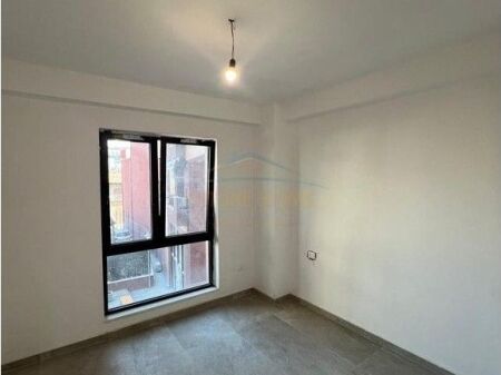Affitto, Locale commerciale, Myslym Shyri