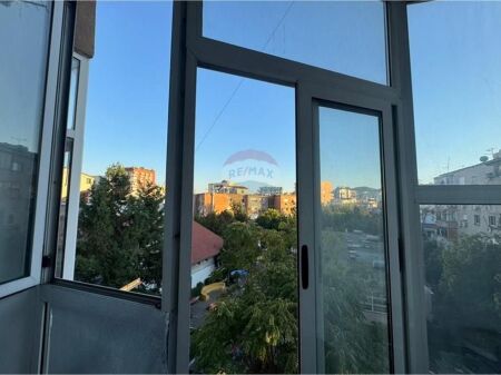 Apartament 3+1+2, Bulevardi Bajram Curri