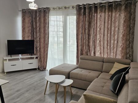  Jepet me qera apartament 2+1 – Rruga 5 Maji, Tiranë