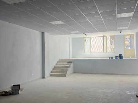Locale in affitto ad Astir 1200 euro
