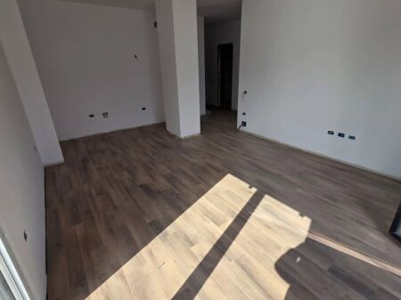In vendita..! Mercato Elettrico Appartamento 2+1+2+Veranda