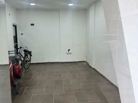 NEGOZIO IN AFFITTO 27 M2 21 DICEMBRE 100.000 LEKE FH-69052