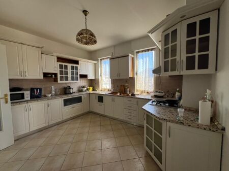 Apartament 2+1 me qira , RRUGA E BARRIKADAVR