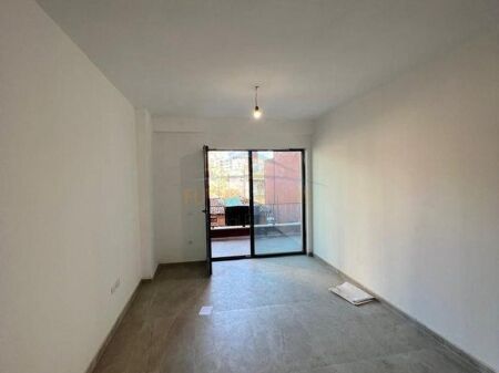 Affitto, Locale commerciale, Myslym Shyri