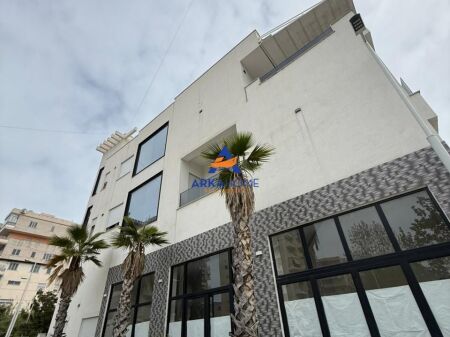 VENDESI TRE PIANI 380M2 "VLORE' 900.000 EURO IN VENDITA