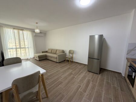 Apartament 2+1 me qira – Zona 5 Maji
Jepet me qira apartament 2+1 në zonën e 5 Majit.  • Ndodhet në pallat të ri  • Kati i 2-të dhe kati i 5-të (opsione të disponueshme)  • Organizim i rregullt dhe hapësira të bollshme   Çmimi: 50,000 lekë/muaj  