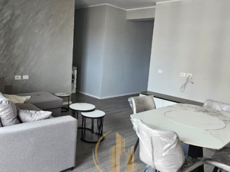  ESCLUSIVO! AFFITTASI APPARTAMENTO 2+1 PRESSO URBAN, VLORË