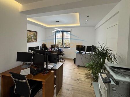 Locale Commerciale in Affitto, Viale Zogu 1, Tirana