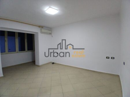 Locale Commerciale in Affitto 1+1, Via Durazzo, Tirana - 60.000 Leke | 60 m²