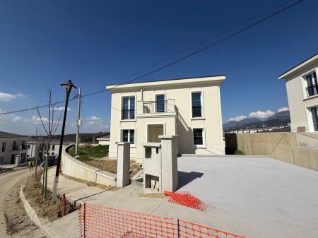 Villa for sale at Rolling Hill Farke