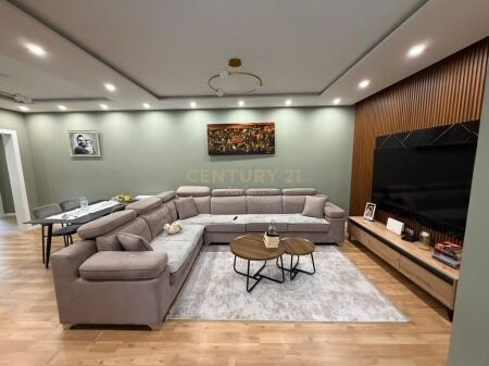 AFFITTASI APPARTAMENTO 2+1+2+BALCONE VICINO AL EX MERCATO ELETTRICO !!