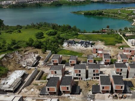 Villa individuale di 3 piani in vendita vicino al Lago di Farka presso la Residenza Tërfili