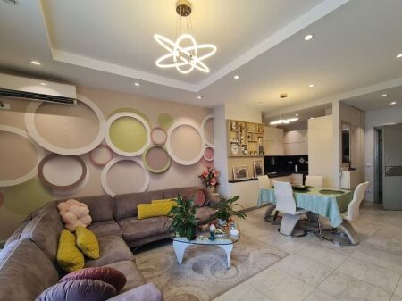 Viene offerto in vendita un appartamento esclusivo 2+1+2 in una delle torri più esclusive di Tirana, Ambasador 3!