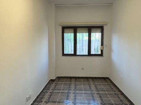 Locale in affitto tra l'ospedale tedesco e Myslym Shyri !