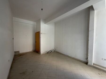 Negozio in Affitto a Lungo Termine - Piazza della Bandiera, vicino alla Banca, Vlore