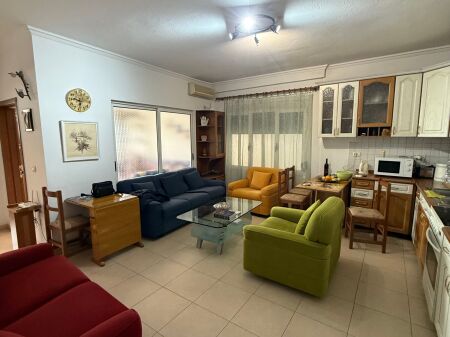 Tek Shallvaret Jepet Me Qira Apartament 2+1+2 I Mobiluar!