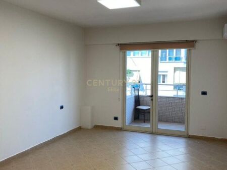 Ufficio 1+1 in Affitto | Myslym Shyri, vicino alla Direzione della Polizia, Tirana | 600€ | 70 m²