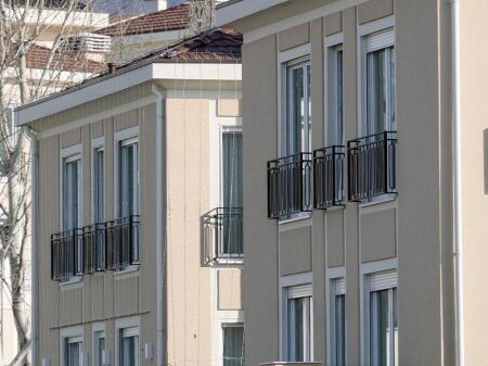 VENDESI 2 VILLE ADIACENTI SU 3 PIANI A COLLINA VERDE A TEG