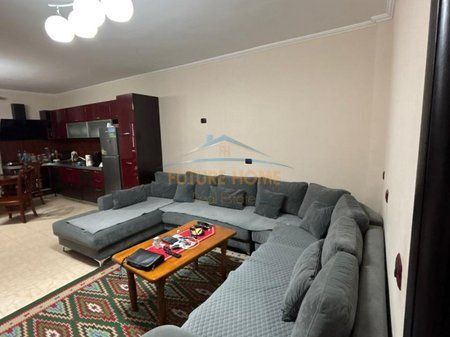 Shitet, Apartament 2+1+2, Komuna e Parisit, Tiranë