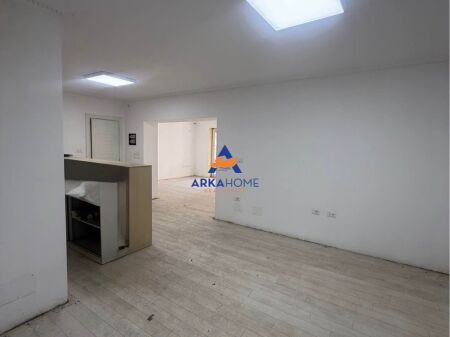 LOCALE COMMERCIALE/UFFICI IN AFFITTO "AL 21 DHJETORI 100M2" 1311 EURO