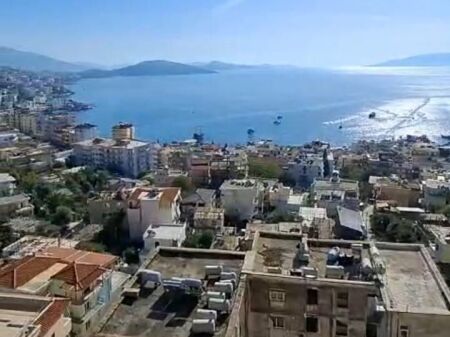 VENDESI APPARTAMENTO 2+1+VERANDA CON VISTA SUL MARE A SARANDA