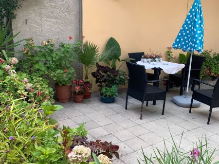 Villa su due piani in vendita insieme a 2 negozi vicino al Tribunale di Durazzo