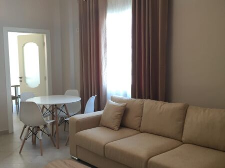 Ne zonen e Freskut,jepet me qera apartament 1+1,i mobiluar  450Euro