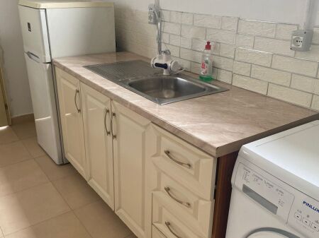 Studio apartment 27000leke. Building with arrow