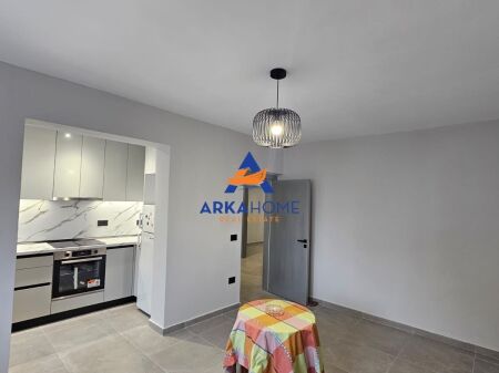 APARTAMENT ME QERA 3+1+BALLKON " PAZARI I RI " 700 EURO