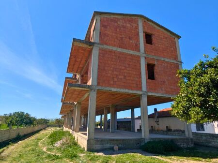 2 EDIFICI DI 3 PIANI + TERRENO IN VENDITA A SPILLE – INVESTIMENTO CON POTENZIALE ECCEZIONALE
