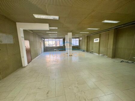  Super Locale Commerciale 350 m^2 in Affitto – Via Elbasan! 