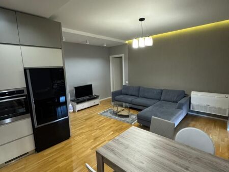  Appartamento 2+1 in affitto  Complesso Delijorgji   7° piano (con ascensore)  Completamente arredato   Opzione parcheggio   Prezzo: • 120.000 lek/mese con parcheggio • 110.000 lek/mese senza parcheggio  