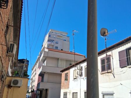 VENDESI APPARTAMENTO 2+1+2 + BALCONE SCUOLA MARIE KACULINI DURRES