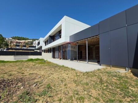 Vendiamo una villa vicino a TEG!