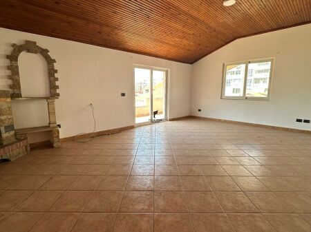 VILLA IN AFFITTO SU 3 PIANI COMUNE DI PARISIT 2.500 EURO FH-69973