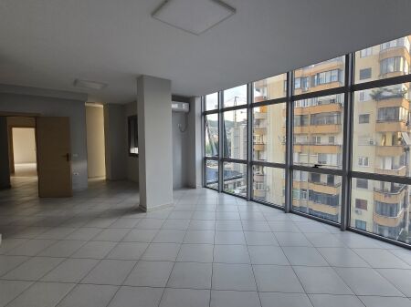 Shiten 2 apartamente 2+1 te 21 dhjetori prane Policise Bashkiake