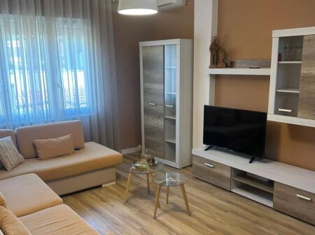 Jepet me qera apartament 2+1 - Prane Kopshtit Botanik