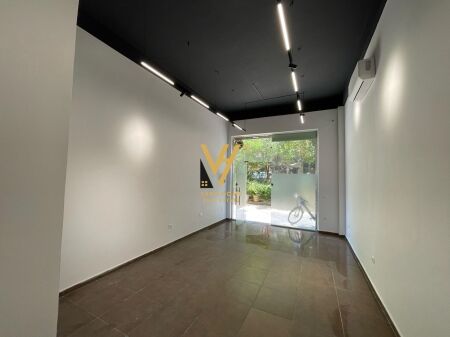 LOCALE COMMERCIALE DI 35 M2 IN AFFITTO IN ZONA KOMUNA E PARISIT 550 EURO
