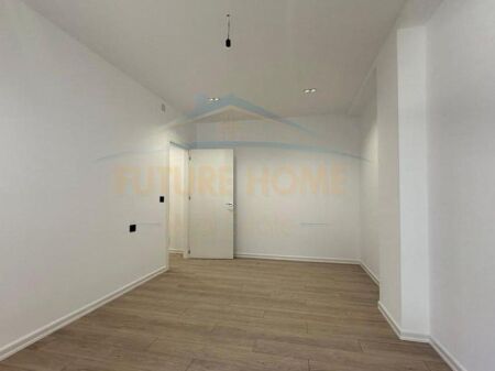 Shitet, Apartament 2+1, Fresku, Tiranë.