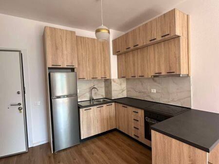 Jepet me qira afatgjate apartament 1+1, i sapo perfunduar, 50 m², ne zonen e Mangalem 21, Ali Demi.   Orientim jug-perendim  Kati i 5 me 2 ashensore  Pjeserisht i mobiluar  Apartamenti disponon kondrabufe, sobe, lavatrice dhe frigorifer.   Cmimi: 35,000 leke / muaj  Per me shume informacion ose vizite, kontaktoni ne privat