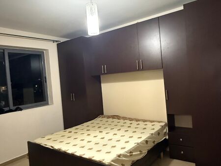 Jepet apartament me qera 1+1 ne Shkoze Siperfaqe totale :56 m2 Kati : 3 Organizohet : •Sallon ndenje +ambjent gatimi •1 dhome gjumi •1 tualet • Korridor Apartmenti eshte i  mobiluar .