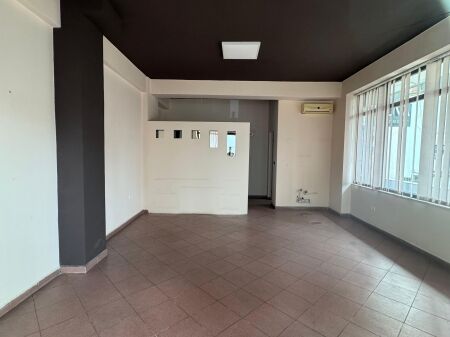 Locale commerciale in affitto  Indirizzo: Via Elbasan vicino alla laguna  Piano 1  Superficie 50 m2  Prezzo 500 mila lek