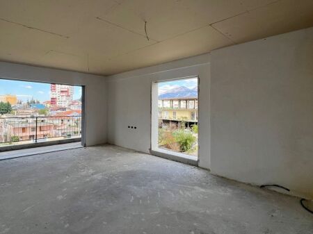  Shitet Apartament 2+1+2 – Pranë Rrethit të Klanit (Porcelan) 