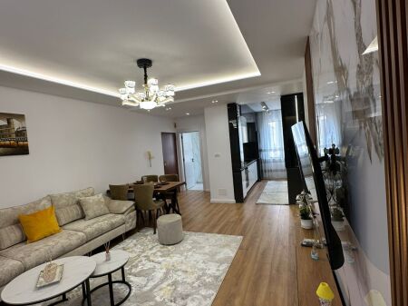 Shitet apartament 2+1 te Pallati me Shigjeta,perballe Kompleksit Delijorgji